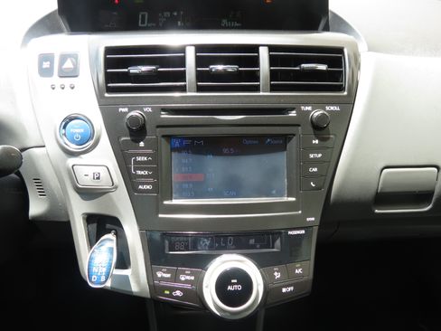 Used 2014 Toyota Prius V Two FWD image 21
