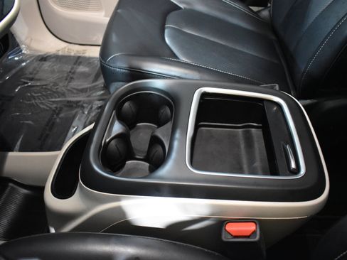 Used 2023 Chrysler Pacifica Touring-L FWD image 22