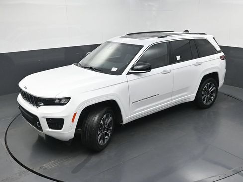 Used 2023 Jeep Grand Cherokee Overland AWD/4WD image 39