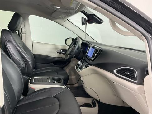 Used 2024 Chrysler Pacifica Touring-L FWD image 15
