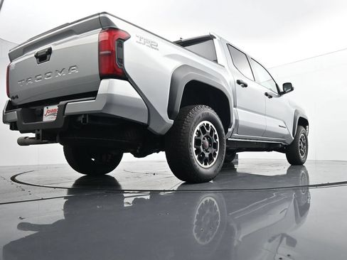 Used 2024 Toyota Tacoma TRD Off-Road AWD/4WD image 40