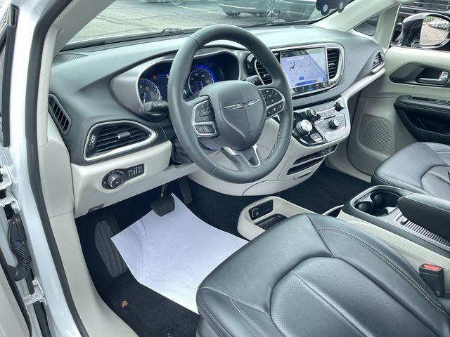 Used 2024 Chrysler Pacifica Touring-L FWD image 10