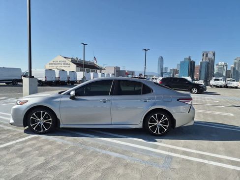 Used 2020 Toyota Camry SE FWD image 2