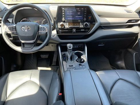 Used 2022 Toyota Highlander XLE AWD/4WD image 16