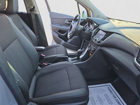 Used 2022 Chevrolet Trax LT w/ LT Convenience Package image 17