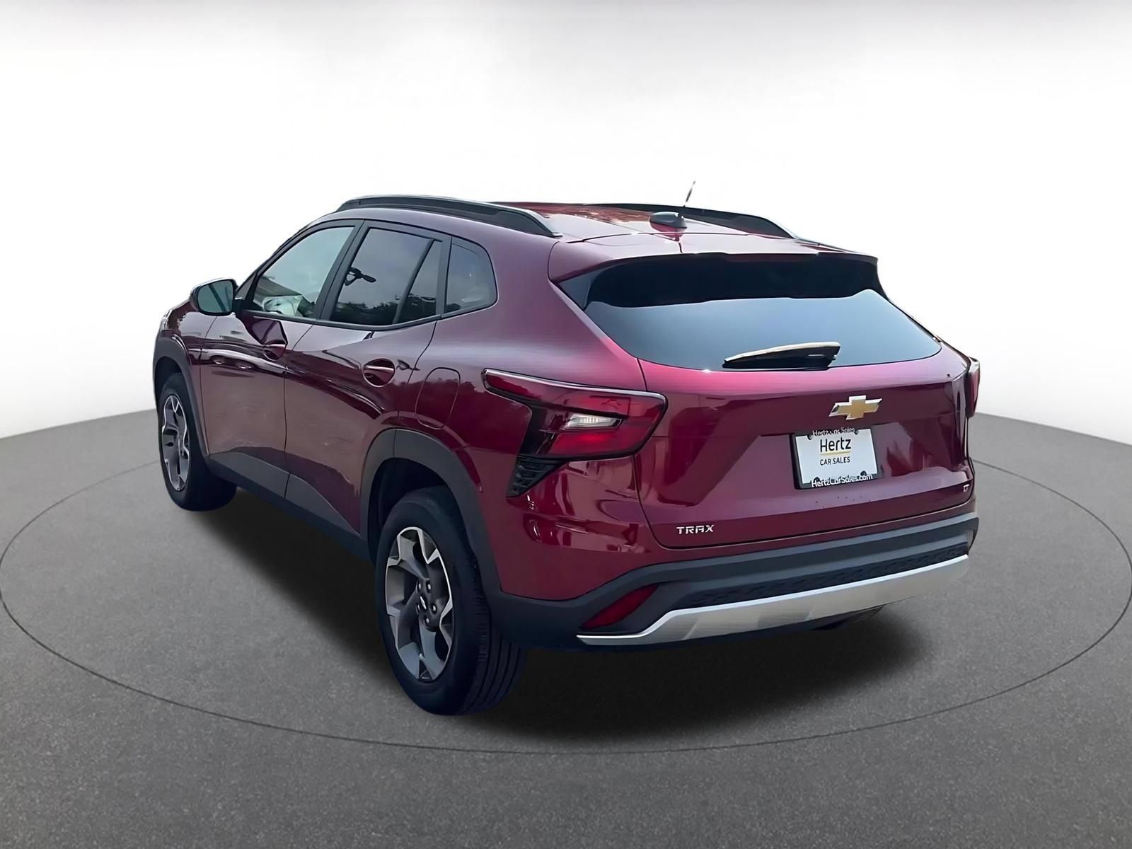 Used 2025 Chevrolet Trax LT FWD image 9