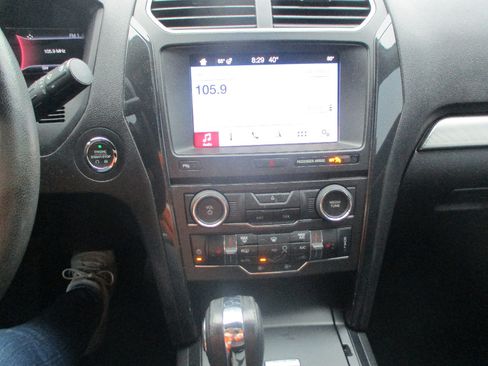 Used 2018 Ford Explorer XLT w/ Equipment Group 202A image 5