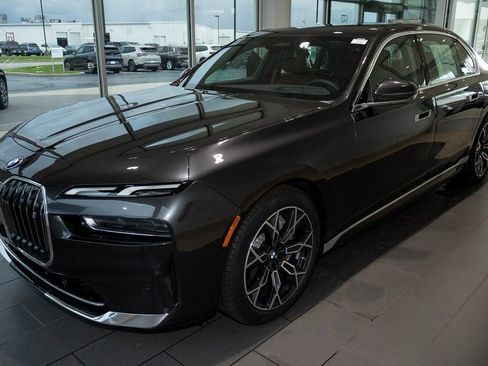 Used 2025 BMW i7 eDrive50 w/ Premium Package RWD image 3