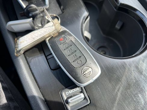 Used 2025 Nissan Rogue SV FWD image 28