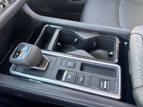 Used 2025 Nissan Pathfinder SL FWD image 19