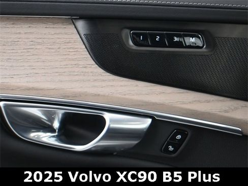 Used 2025 Volvo XC90 B5 Plus w/ Protection Package Premier image 13