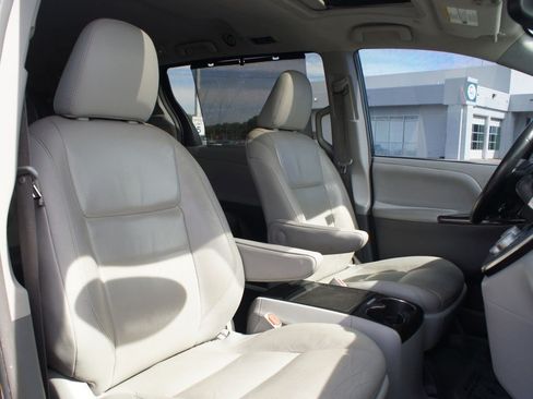 Used 2019 Toyota Sienna XLE FWD image 22