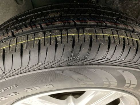 Used 2022 Chevrolet Trax LT w/ LT Convenience Package image 23