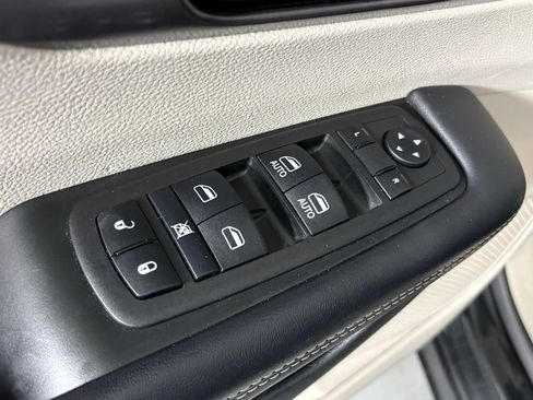 Used 2023 Chrysler Pacifica Touring-L FWD image 15