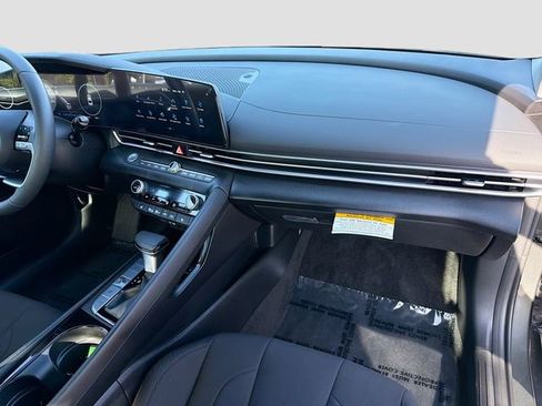 Certified 2025 Hyundai Elantra SEL image 27