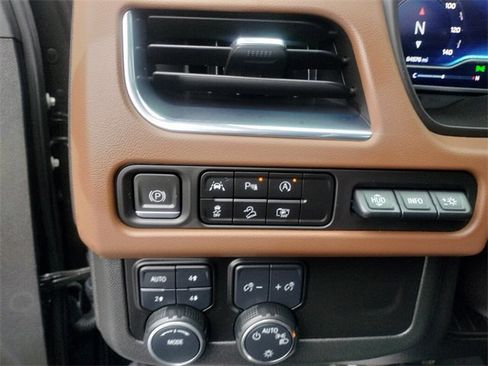 Used 2023 Chevrolet Suburban High Country image 32