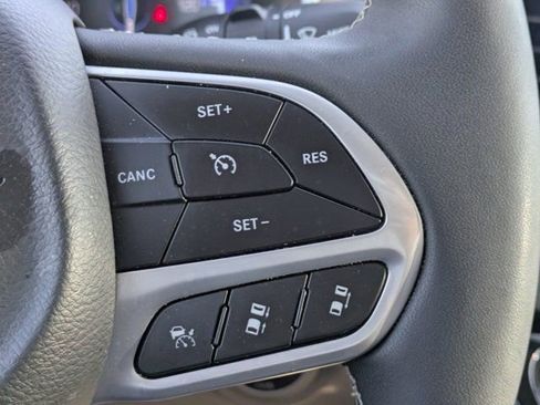 Used 2024 Chrysler Pacifica Touring-L image 21