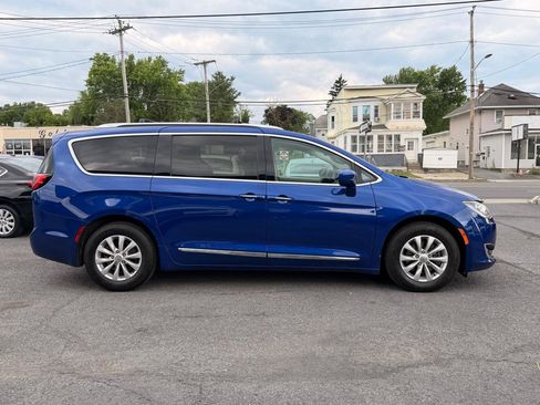 Used 2019 Chrysler Pacifica Touring-L FWD image 8
