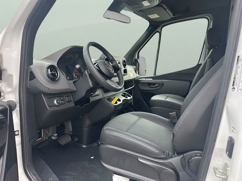 Used 2025 Mercedes-Benz Sprinter 2500 image 9
