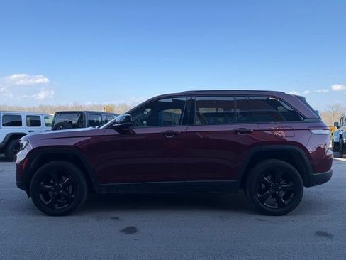 Used 2023 Jeep Grand Cherokee Altitude AWD/4WD image 3