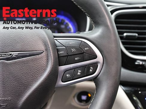 Used 2023 Chrysler Pacifica Touring-L FWD image 16