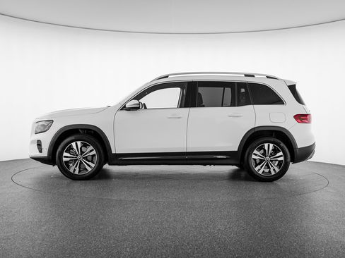 Used 2025 Mercedes-Benz GLB 250 4MATIC image 2