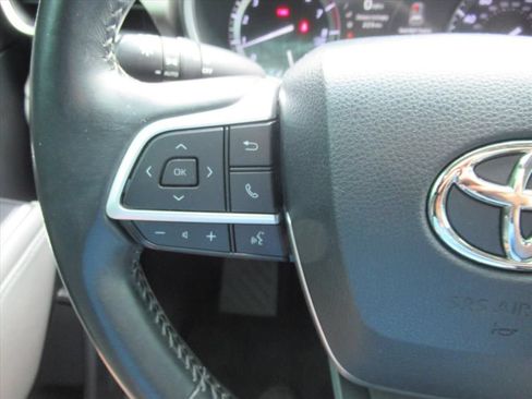 Used 2022 Toyota Highlander XLE FWD image 23