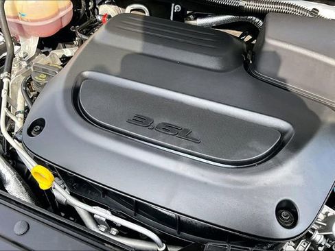 Used 2024 Chrysler Pacifica Touring-L FWD image 32