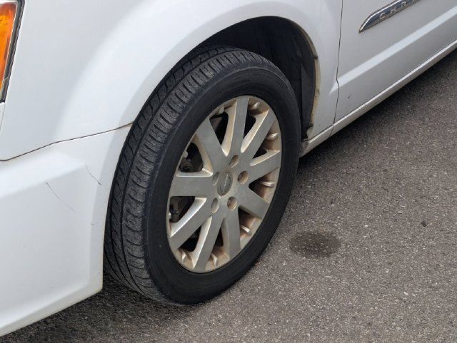 Used 2016 Chrysler Town & Country Touring FWD image 5
