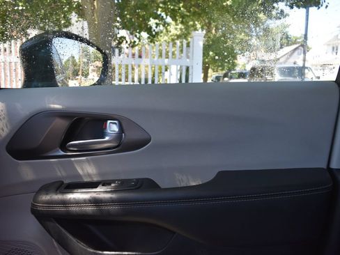 Used 2024 Chrysler Pacifica Touring-L FWD image 17