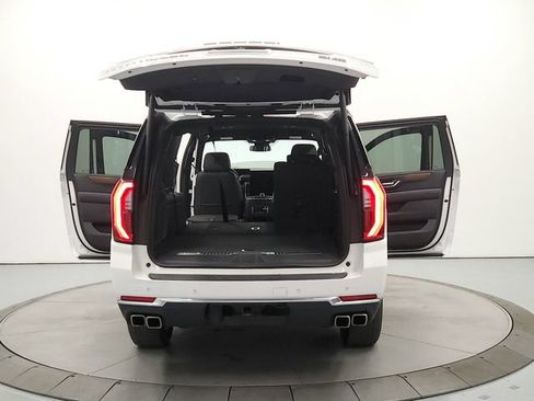 Used 2025 GMC Yukon XL Denali AWD/4WD image 15