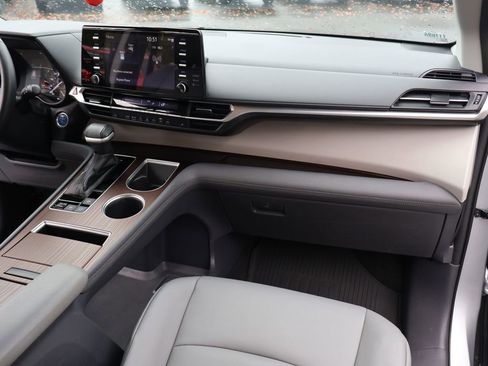 Used 2021 Toyota Sienna XLE image 33