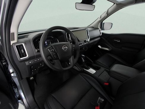 Used 2025 Nissan Frontier SL image 12