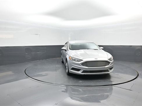 Used 2018 Ford Fusion SE w/ Fusion SE Technology Package image 2