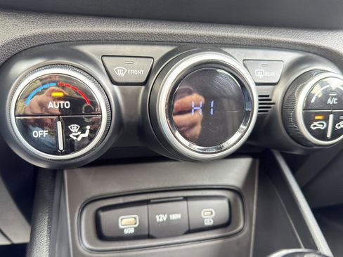 Used 2024 Hyundai Venue SEL image 55