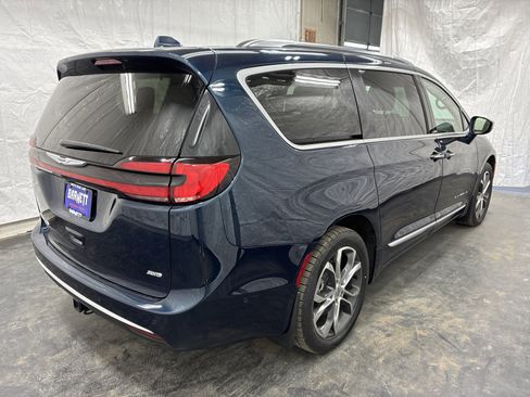Certified 2022 Chrysler Pacifica Pinnacle AWD/4WD image 5