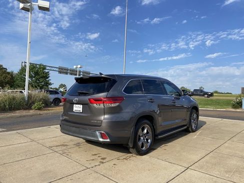Used 2017 Toyota Highlander Limited Platinum AWD/4WD image 11