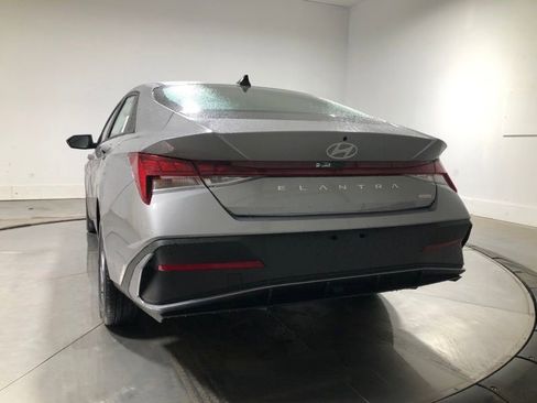 New 2026 Hyundai Elantra Hybrid FWD image 5