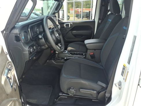 Used 2025 Jeep Wrangler Unlimited Rubicon 4xe w/ Convenience Group AWD/4WD image 9