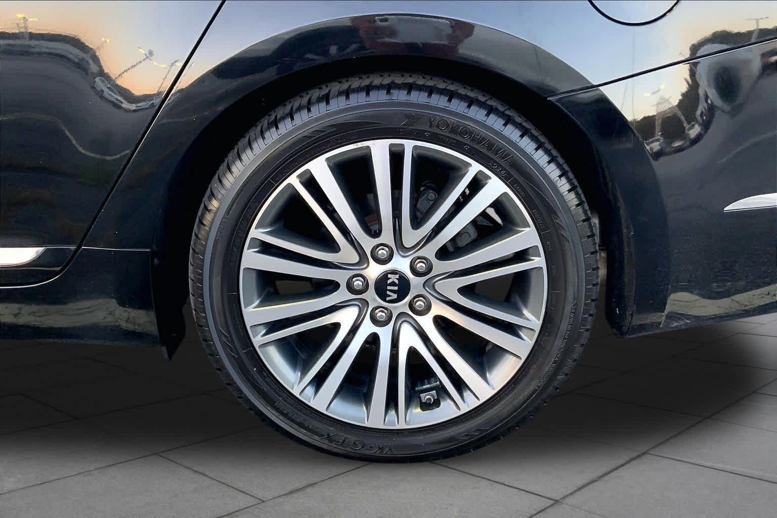 Used 2015 Kia Cadenza Premium w/ Luxury Package FWD image 10