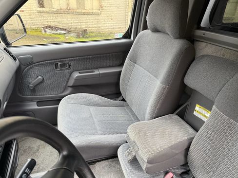 Used 2000 Nissan Frontier XE image 26