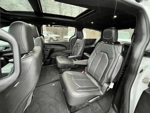 Used 2020 Chrysler Pacifica Touring-L w/ Advanced Safetytec Group image 19