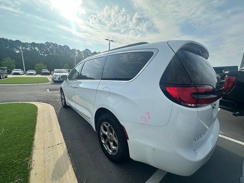 Used 2022 Chrysler Pacifica Limited AWD/4WD image 3
