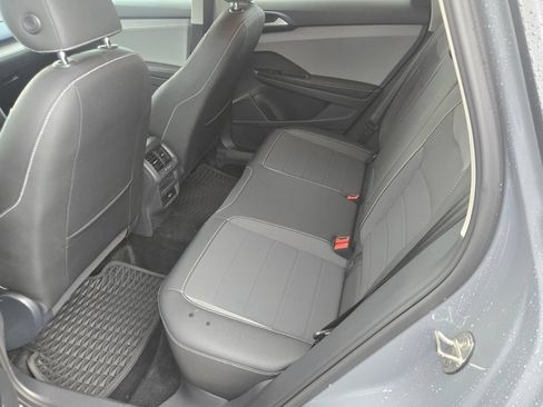 Used 2024 Volkswagen Taos SE FWD image 6