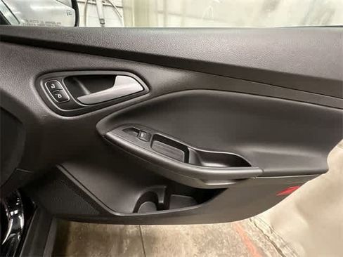 Used 2016 Ford Focus SE w/ SE Cold Weather Package image 20