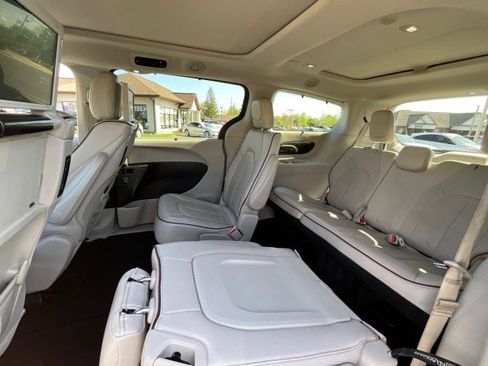 Used 2019 Chrysler Pacifica Limited w/ Advanced Safetytec Group FWD image 36