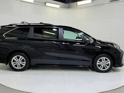 Used 2025 Toyota Sienna XLE w/ XLE Plus Package AWD/4WD image 9