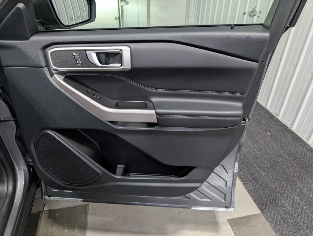Used 2023 Ford Explorer XLT w/ Equipment Group 202A AWD/4WD image 27