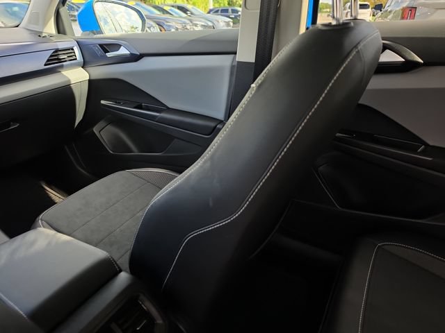 Used 2023 Volkswagen Taos SE FWD image 11