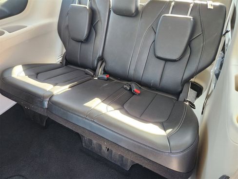 Used 2024 Chrysler Pacifica Touring-L image 30